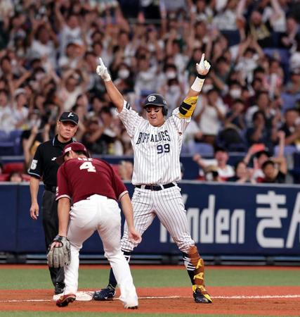 　８回、勝ち越し適時三塁打を放ち両手を突き上げ喜ぶ杉本裕太郎（撮影・山口登）