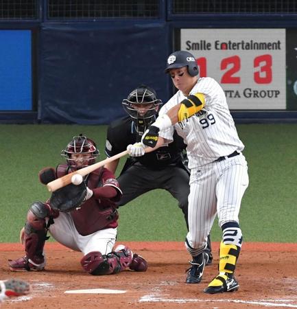 ８回オリックス１死二塁、勝ち越しとなる適時三塁打を放つオリックス・杉本裕太郎＝京セラドーム大阪（撮影・北村雅宏）