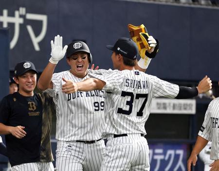 　８回、勝ち越し適時三塁打を放った杉本はナインに迎えられる（撮影・山口登）