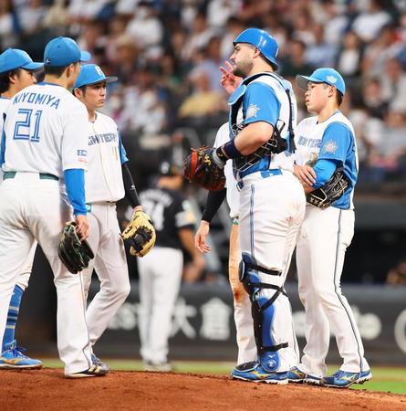 　６回途中で降板する根本（右）＝撮影・中島達哉