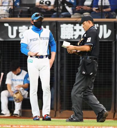 　６回、先発の根本の交代を告げる新庄監督（左）＝撮影・中島達哉