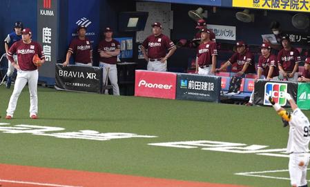 　８回、杉本（右下）に勝ち越しとなる適時三塁打を浴び、静まり返る石井監督（奥中央）ら（撮影・北村雅宏）