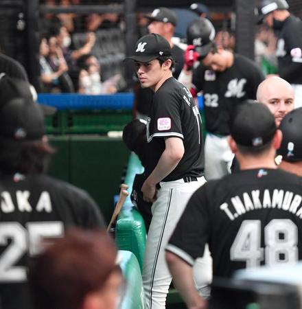 　西武に敗れ引き揚げる佐々木朗（中央）らロッテナイン（撮影・開出牧）