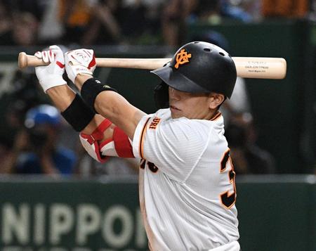 　９回、門脇は中前にサヨナラ打を放つ（撮影・佐々木彰尚）