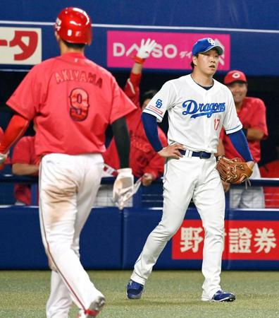 ６回、羽月に先制二塁打を打たれた柳。左は生還した秋山