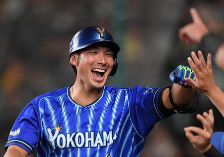 　９回、先制ソロを放ち笑顔の大田（撮影・中田匡峻）