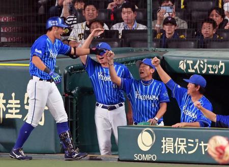 　９回、先制ソロを放った代打・大田（左端）とタッチを交わす三浦監督（撮影・立川洋一郎）