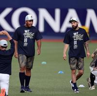 　１軍に合流したセデーニョ（右はゴンザレス）＝撮影・山口登