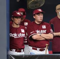 　ベンチで渋い表情の石井監督（右 ）＝撮影・山口登