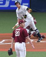 　７回、杉本（奥）に勝ち越しとなる犠飛を浴びる安楽（撮影・北村雅宏）