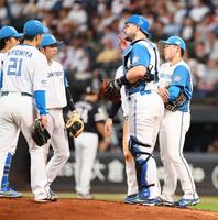 　６回途中で降板する根本（右）＝撮影・中島達哉