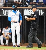 　６回、先発の根本の交代を告げる新庄監督（左）＝撮影・中島達哉