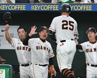 　６回、ソロを放った岡本和を出迎える原監督（撮影・佐々木彰尚）