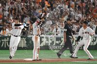 　９回、プロ入り初のサヨナラ打を放ち、祝福される門脇（撮影・佐々木彰尚）