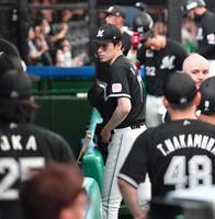 　西武に敗れ引き揚げる佐々木朗（中央）らロッテナイン（撮影・開出牧）