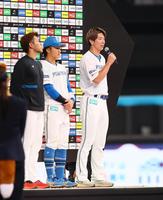 　お立ち台で話す松本（右）＝撮影・中島達哉