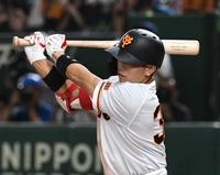 　９回、門脇は中前にサヨナラ打を放つ（撮影・佐々木彰尚）