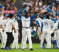 　勝利をあげ、スタンドのファンに手を振る新庄監督（中央）＝撮影・中島達哉