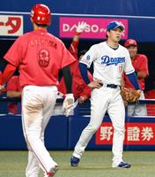 ６回、羽月に先制二塁打を打たれた柳。左は生還した秋山