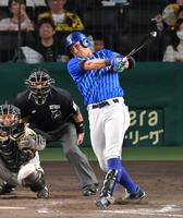 　９回、左翼スタンドへ先制ソロを放つ代打・大田（撮影・立川洋一郎）
