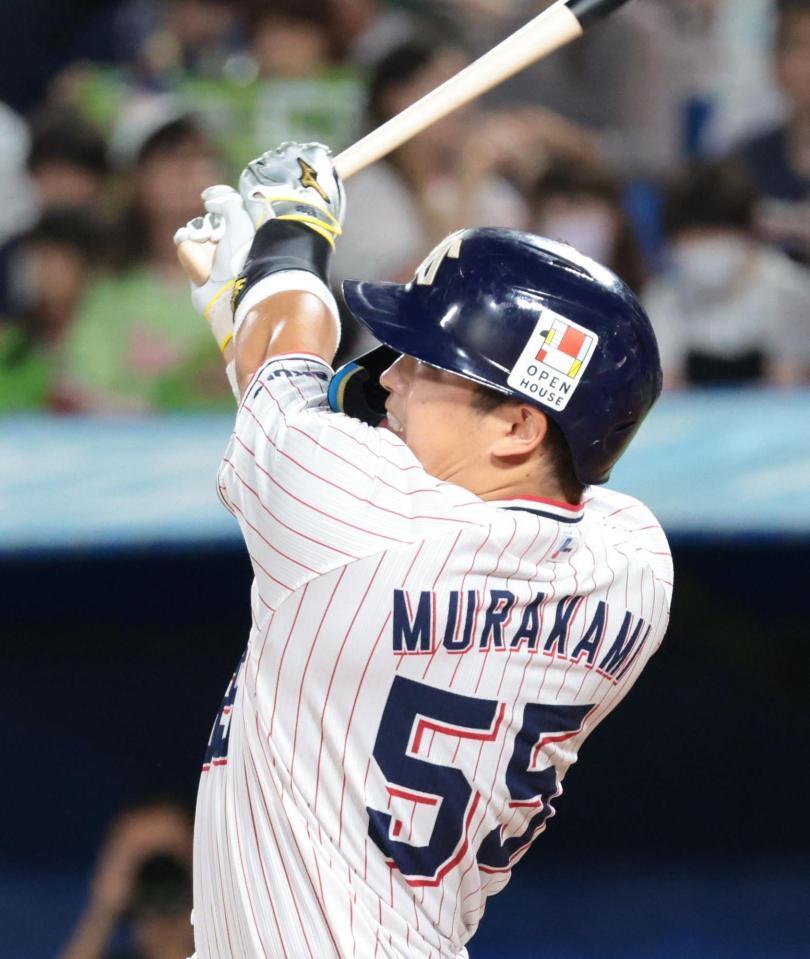 　４回、左越えにソロを放つ村上（撮影・吉澤敬太）