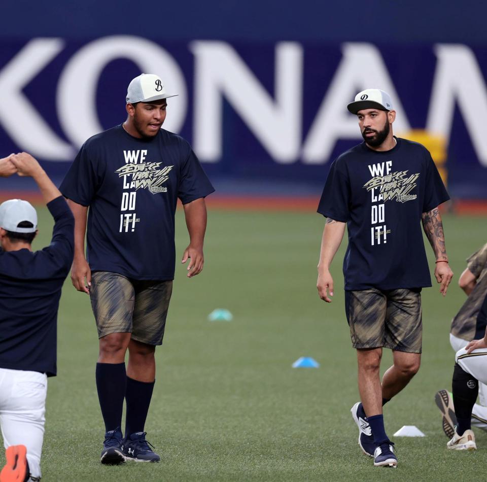 　１軍に合流したセデーニョ（右はゴンザレス）＝撮影・山口登