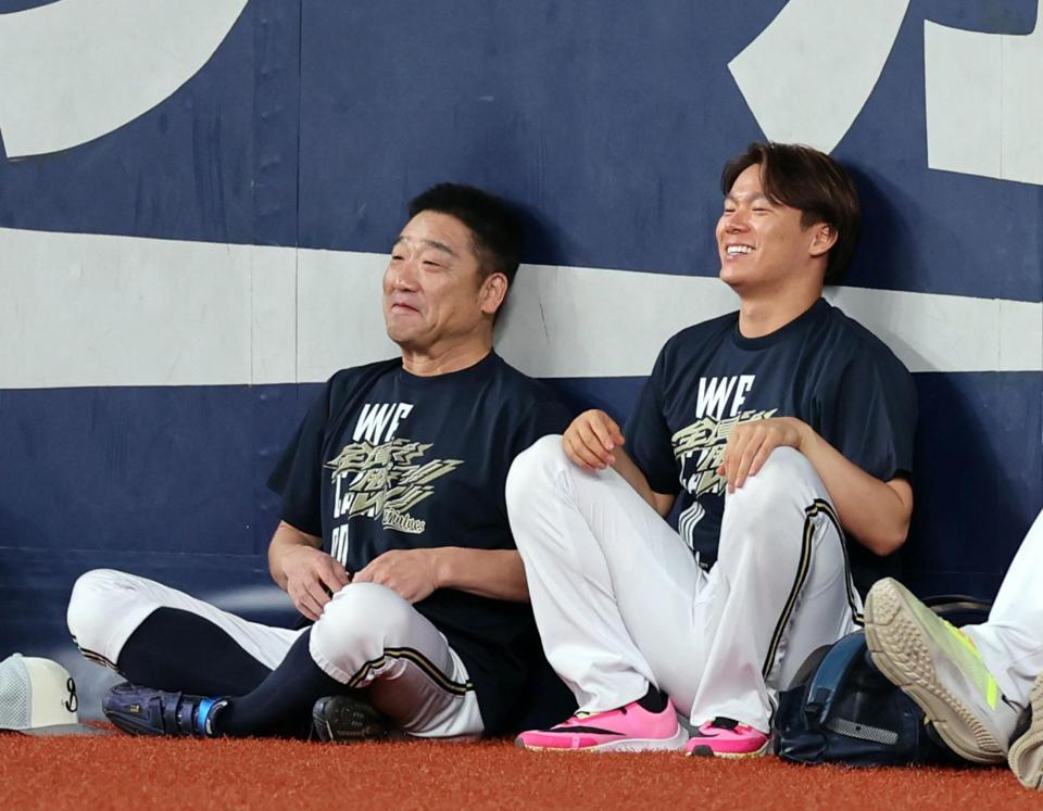 　練習中、談笑する中嶋監督（左）と山本（撮影・山口登）