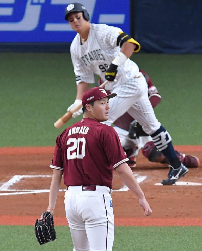 　７回、杉本（奥）に勝ち越しとなる犠飛を浴びる安楽（撮影・北村雅宏）