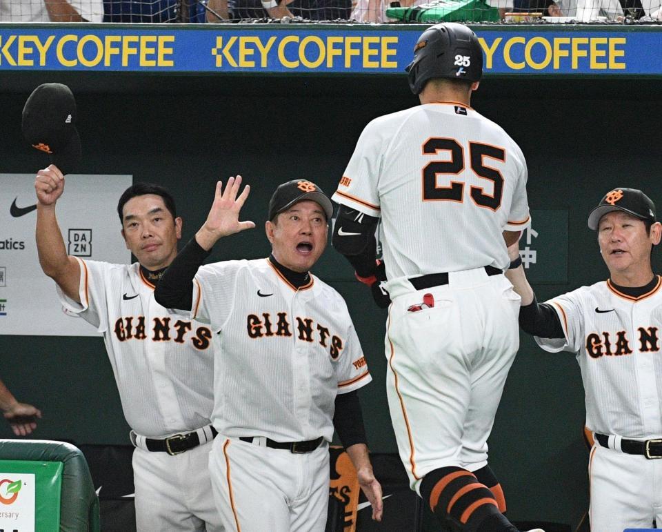 　６回、ソロを放った岡本和を出迎える原監督（撮影・佐々木彰尚）