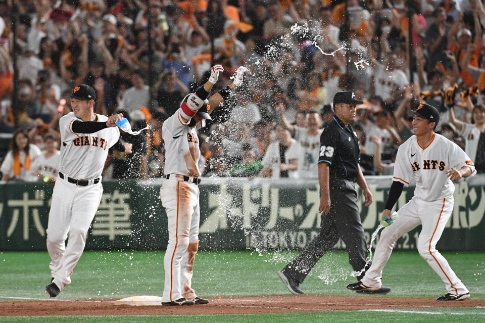 　９回、プロ入り初のサヨナラ打を放ち、祝福される門脇（撮影・佐々木彰尚）