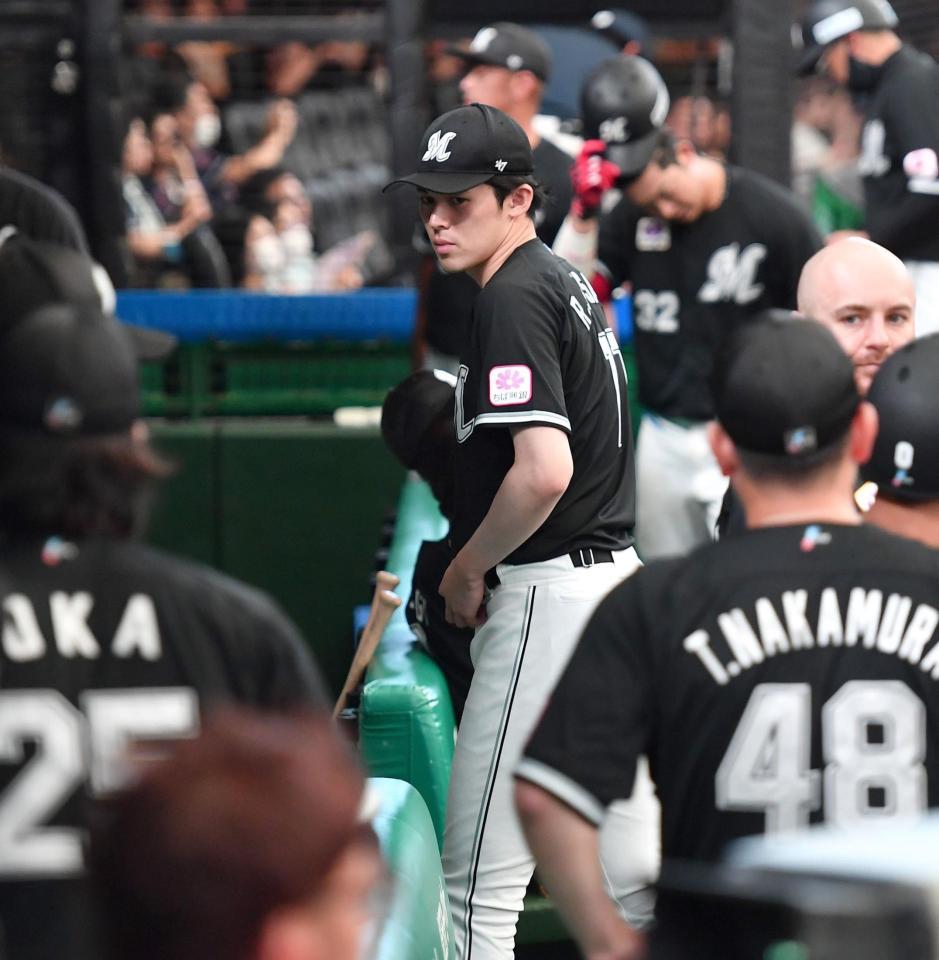 　西武に敗れ引き揚げる佐々木朗（中央）らロッテナイン（撮影・開出牧）