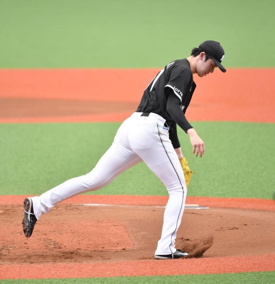 　１回、岸への２球目を投げバランスを崩す佐々木朗（撮影・開出牧）