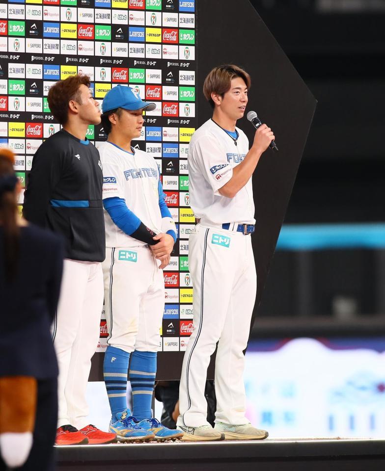 　お立ち台で話す松本（右）＝撮影・中島達哉