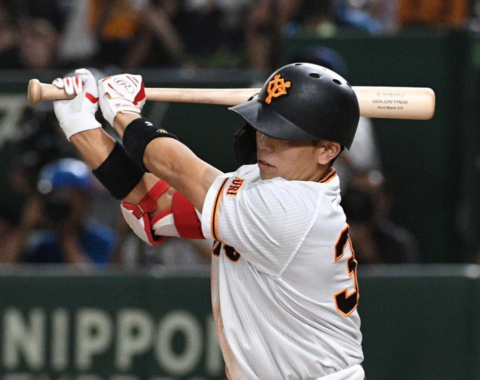 　９回、門脇は中前にサヨナラ打を放つ（撮影・佐々木彰尚）