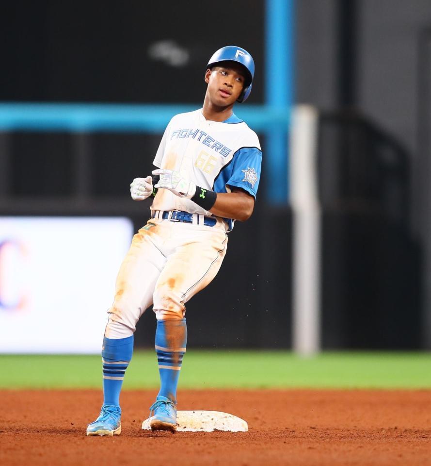 　８回、山田の安打で二塁に進む万波（撮影・中島達哉）