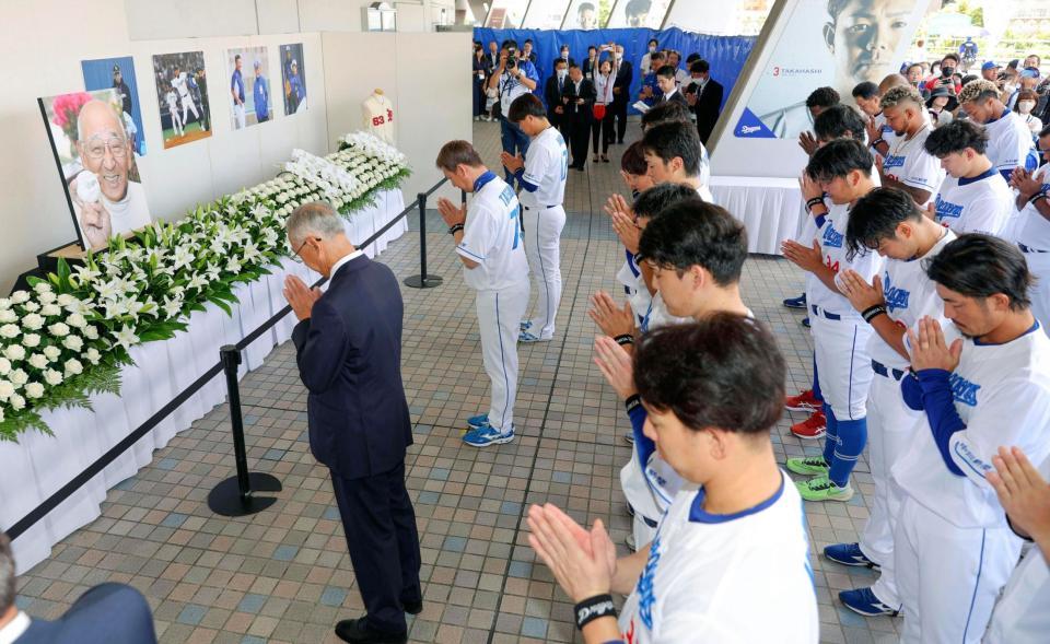 　杉下茂さんの追悼試合を前に、遥拝所で手を合わせる中日の立浪監督（左手前から２人目）ら
