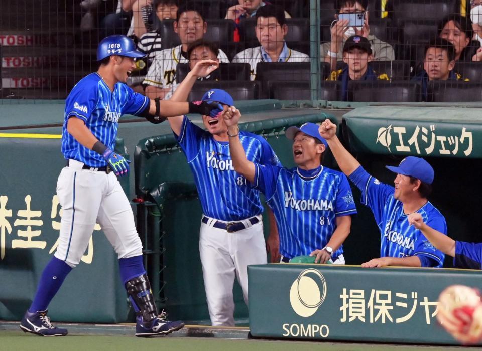 　９回、先制ソロを放った代打・大田（左端）とタッチを交わす三浦監督（撮影・立川洋一郎）