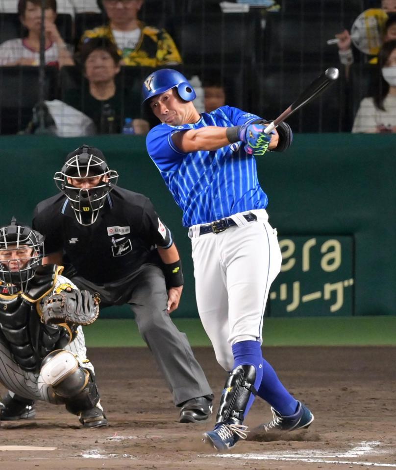 　９回、左翼スタンドへ先制ソロを放つ代打・大田（撮影・立川洋一郎）