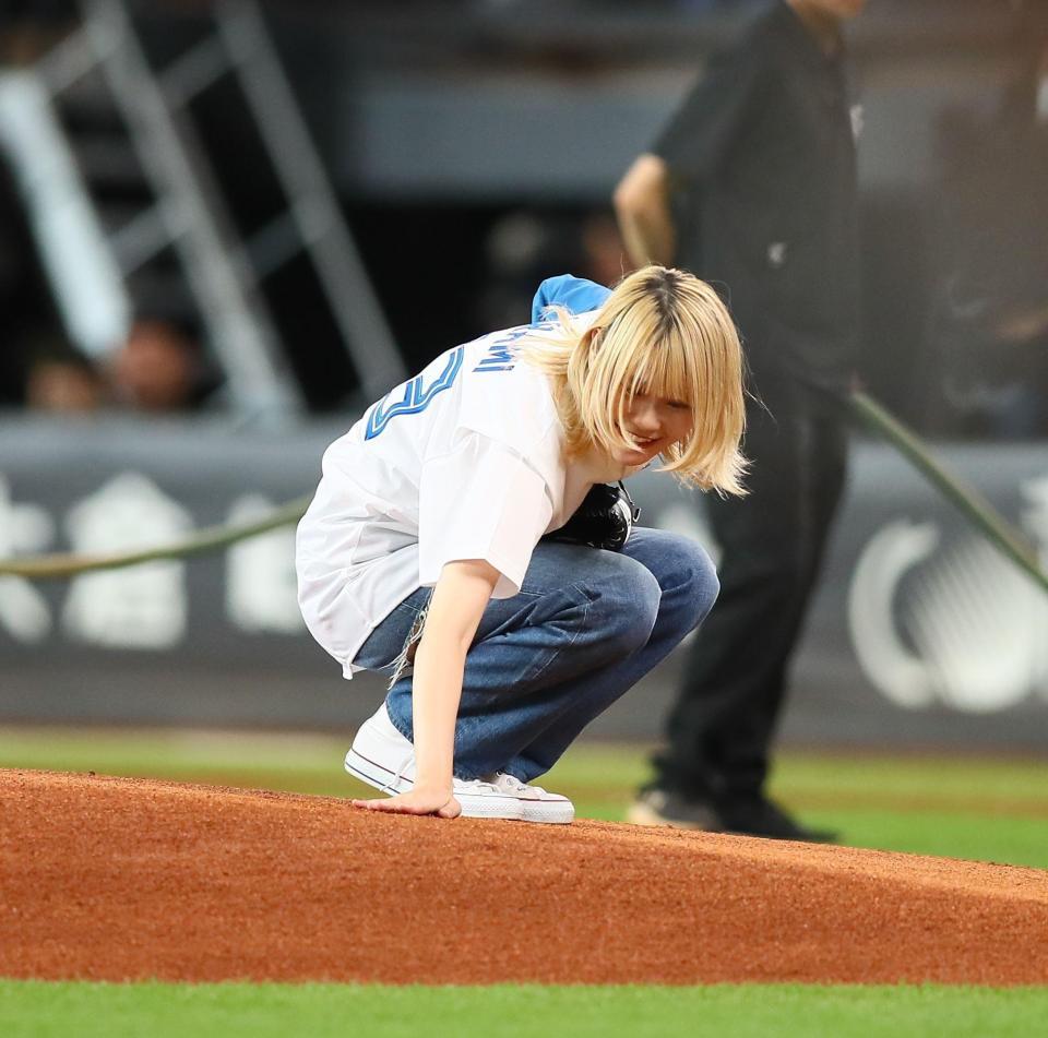 　投球後、マウンドを手でならすハラミちゃん（撮影・中島達哉）