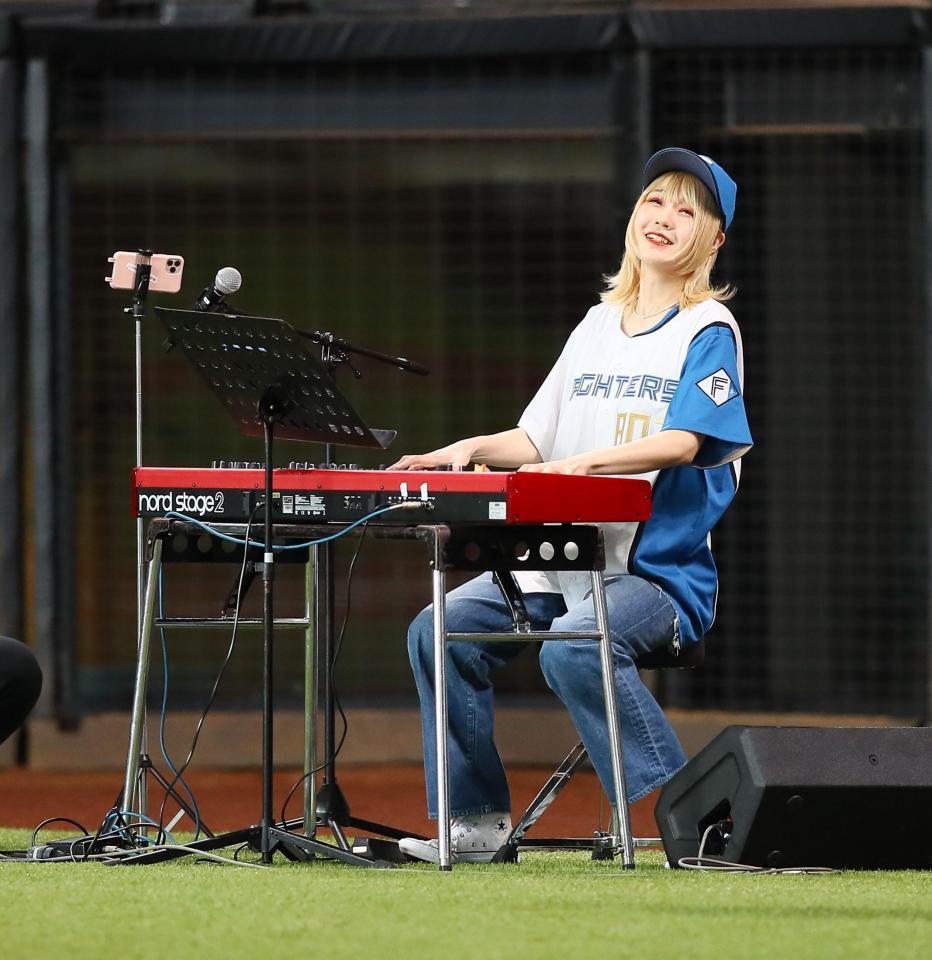 　試合前、演奏を披露するハラミちゃん（撮影・中島達哉）