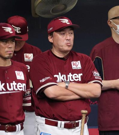 　ベンチで渋い表情の石井監督