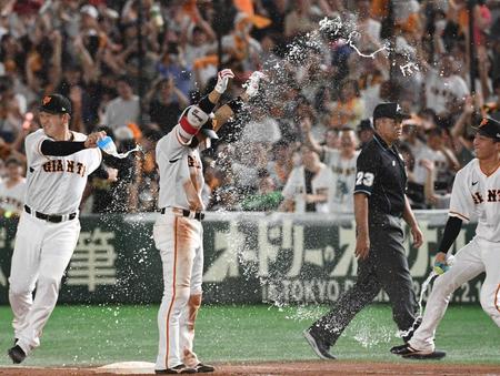 　９回、プロ入り初のサヨナラ打を放ち、祝福される門脇（撮影・佐々木彰尚）