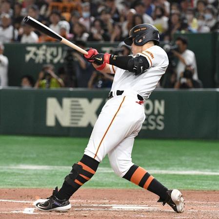 　６回、左中間にソロを放つ岡本和＝１７日