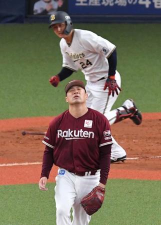 　３回、紅林（奥）に適時打を浴びた田中将（撮影・北村雅宏）