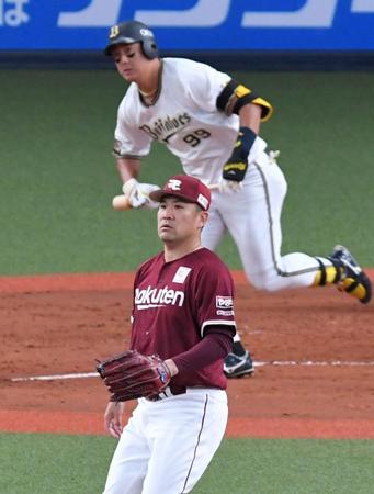 　２回、杉本（奥）に適時二塁打を浴びる田中将（撮影・北村雅宏）