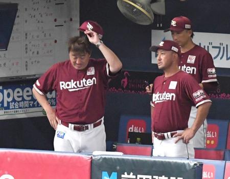 　３回の攻撃を終え、帽子を手にする石井監督（左）＝撮影・北村雅宏