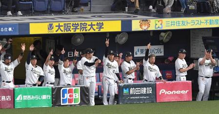 　２回、杉本が適時二塁打を放ち、盛り上がるオリックスベンチ（撮影・北村雅宏）