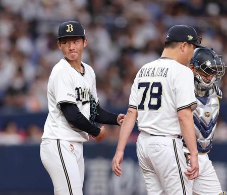 　４回途中、中嶋監督がマウンドに行き曽谷（左）に降板を告げる（撮影・山口登）