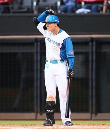 　９回、オスナの帽子にトンボが止まってることを教える清宮（撮影・中島達哉）