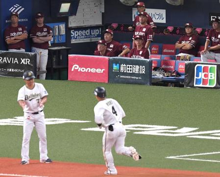 　６回、ソロを放ち、本塁へ向かう森（４）とベンチの石井監督（奥中央）＝撮影・北村雅宏